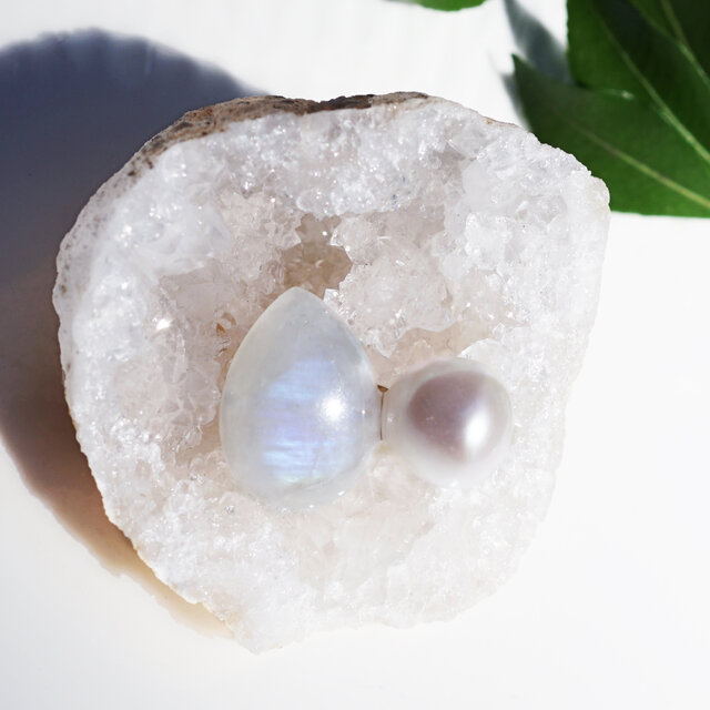 レインボームーンストーンとバロック真珠のブローチ ～Snow white