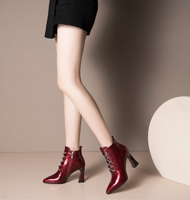 ポインテッドトゥエナメルハラコレザーレースアップショートブーツ筒丈