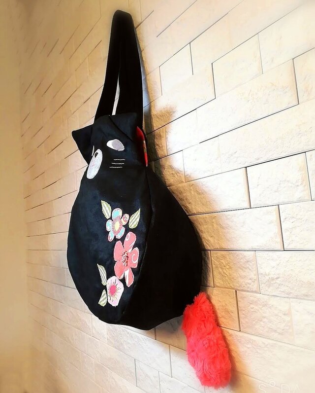 トートバッグ “猫さんそのもの”バッグ 黒猫 お花アップリケ リネン細