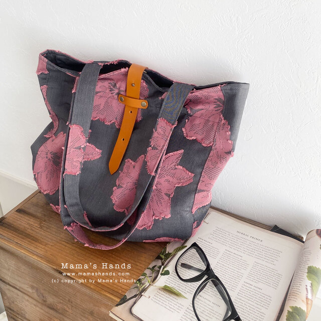 おしゃれな ジャガード織り ピンク 花 大柄 グレー 革 (中) トート