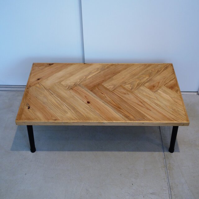 ヘリンボーンの折りたたみテーブル | iichi 日々の暮らしを心地よく