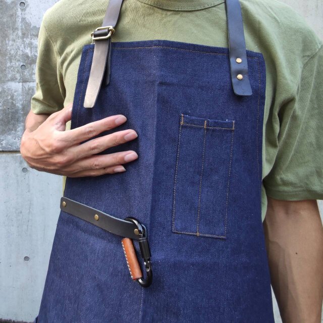 デニム×本革レザーのワイルドなワークエプロン。経年変化する素材を