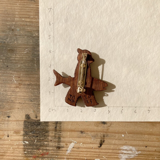 しゃけくま｜ウォルナットの木彫りブローチ（受注制作）【ご注文から1