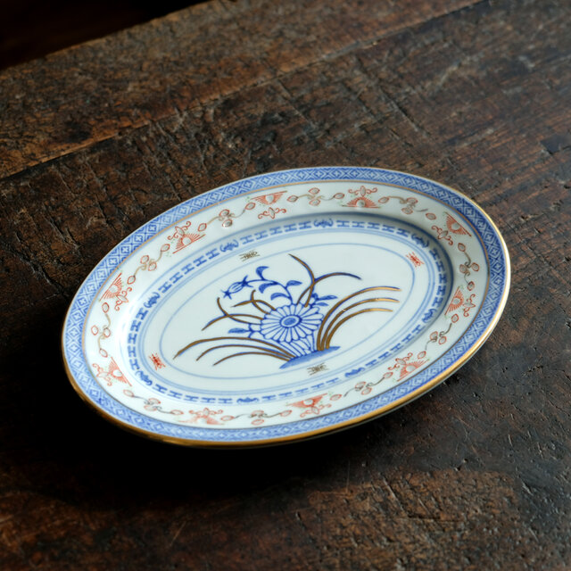 餃子を乗せたくなる◇見込みに青花。中国景徳鎮 蛍焼赤絵金彩オーバル