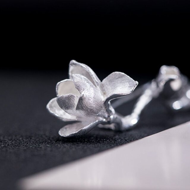 木蓮の花のシルバーブローチ：美しさを身に着けるアクセサリーC032