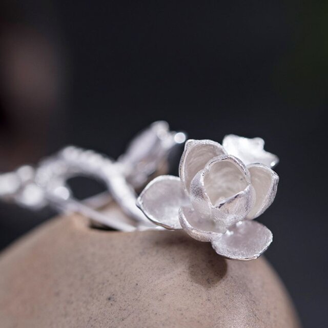 木蓮の花のシルバーブローチ：美しさを身に着けるアクセサリーC032