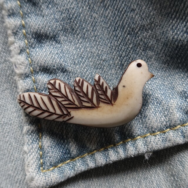 鹿角草木染のミニブローチ トリ③ | iichi 日々の暮らしを心地よくする