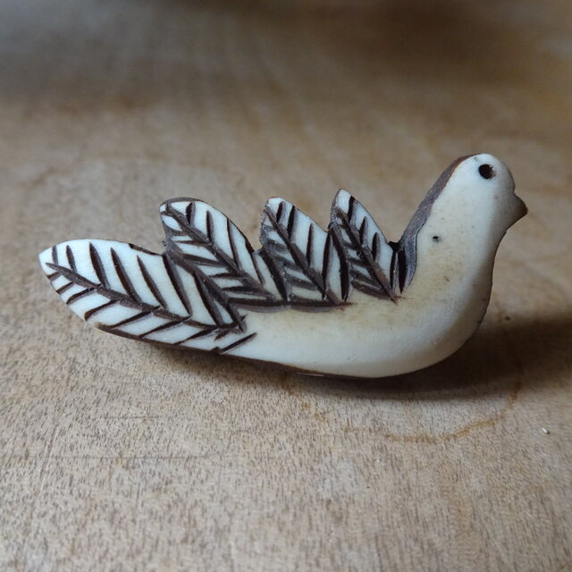 鹿角草木染のミニブローチ トリ③ | iichi 日々の暮らしを心地よくする