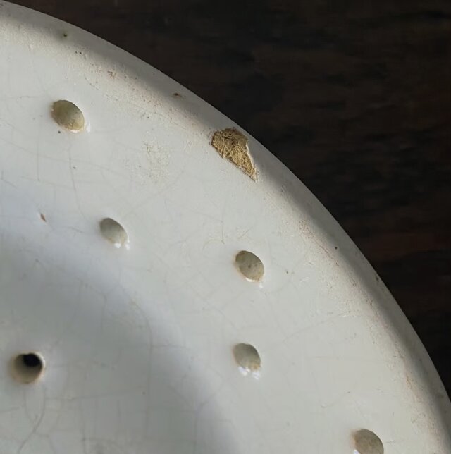 フェセル 白釉 水切り 平皿 穴あき フランス アンティーク 0501636