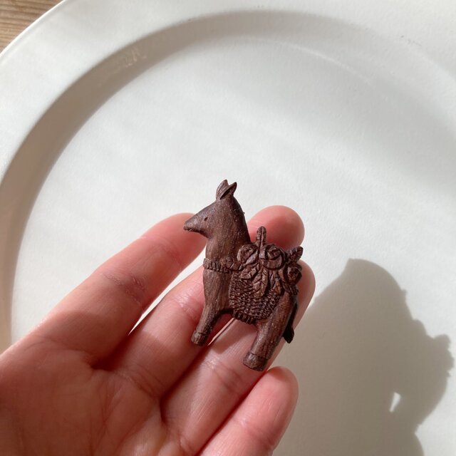 ロバの花籠｜ウォルナットの木彫りブローチ（受注制作）【ご注文から1