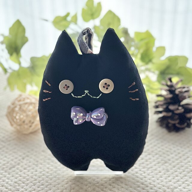 蝶ネクタイをした黒い猫のぬいぐるみ「ふにゃ〜た」 | iichi 日々の