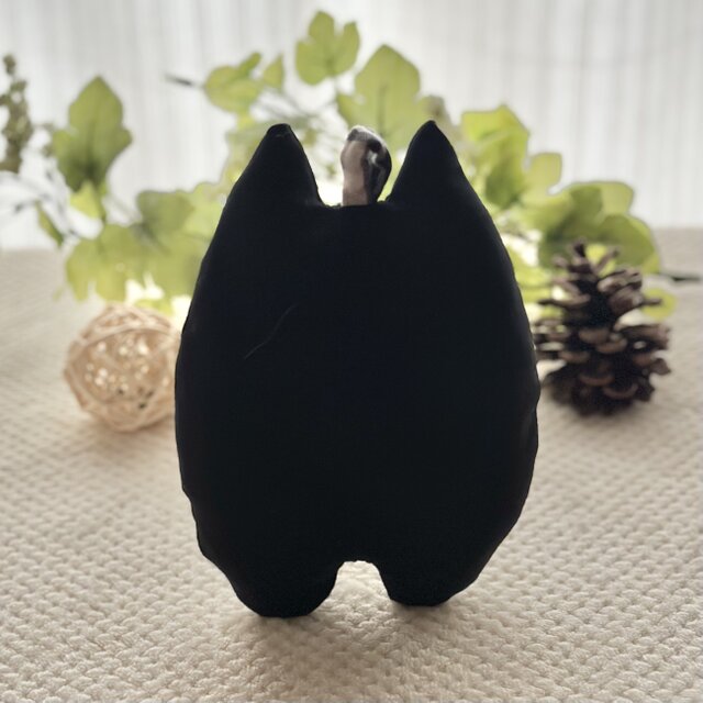 蝶ネクタイをした黒い猫のぬいぐるみ「ふにゃ〜た」 | iichi 日々の