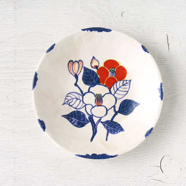 紅白椿絵の皿（染付風） | iichi 日々の暮らしを心地よくする