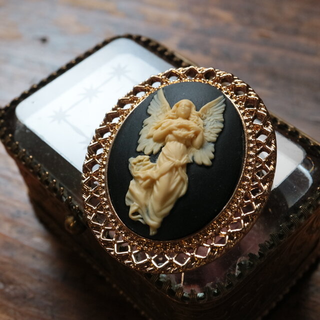 カメオのブローチネックレス 翼を広げる天使（ブラック） | iichi 日々