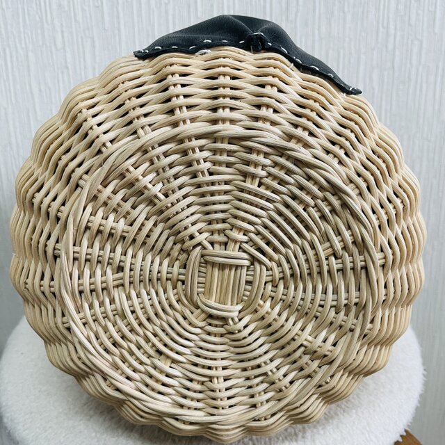 藤籠バッグ】ハンドメイド バックスキン 革 麻生地 チャーム籐かご