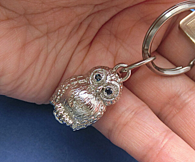 フクロウのキーホルダー』シルバー製/サファイア入り 【あなたの誕生石