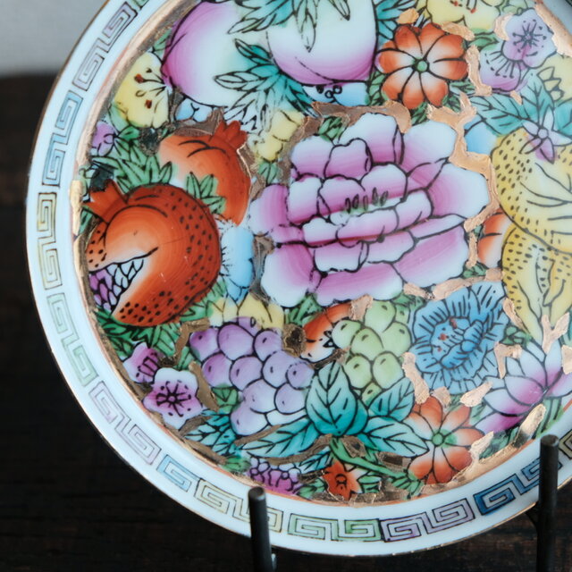 桃や柘榴や葡萄が可愛い◇カラフルな草花。中国景徳鎮 色絵金彩中皿