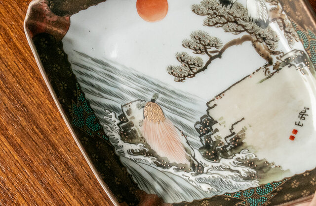 九谷焼 金襴手 鶴亀松文 菱形皿 明治時代 D509 | iichi 日々の暮らしを