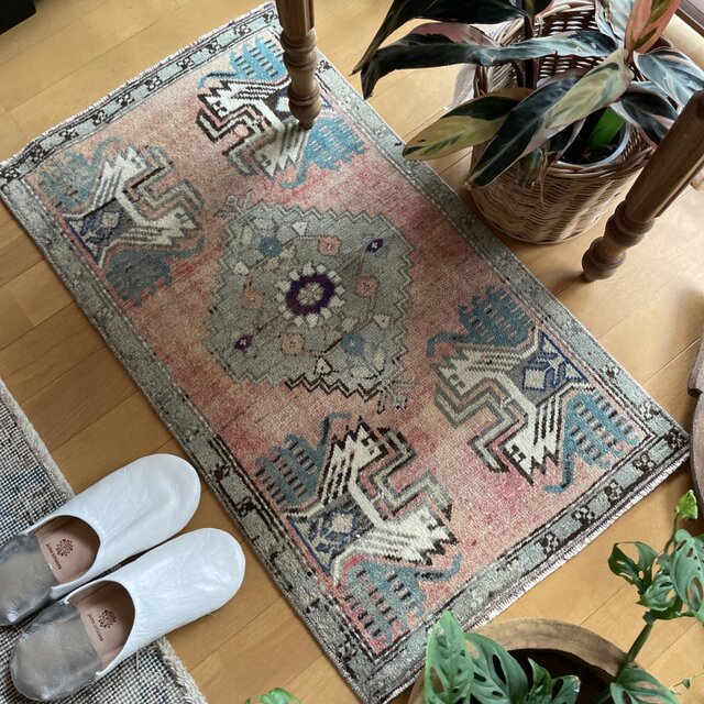 サーモンピンクとネイビーのメダリオンラグ ヴィンテージトルコラグNo