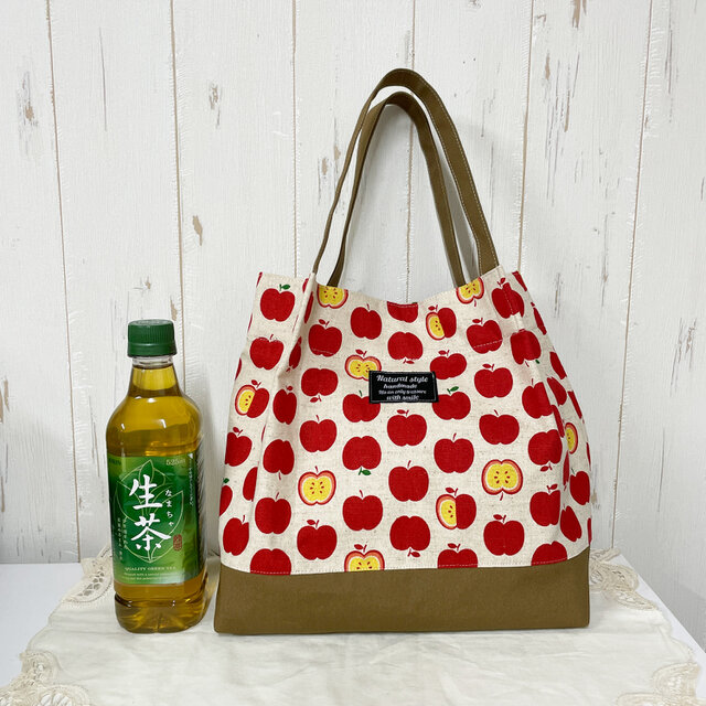 ♥♥ シャープな持ち手のトートバッグ【りんご】♥♥ | iichi 日々の