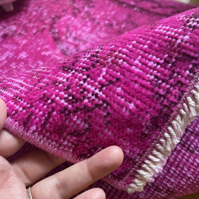 トルコヴィンテージラグ ビビットピンク オーバーダイ 118×58 模様