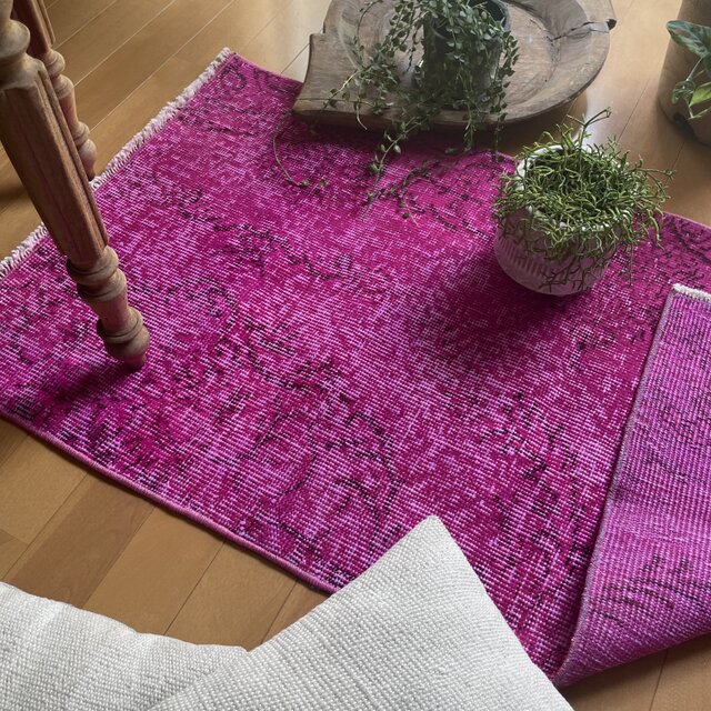 トルコヴィンテージラグ ビビットピンク オーバーダイ 118×58 模様