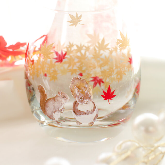 リスさんと紅葉舞うグラス | iichi 日々の暮らしを心地よくする