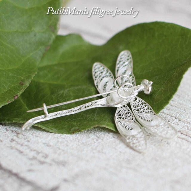 トンボ・蜻蛉のブローチ・羽の透かしの銀線細工が美しいsilver925（d