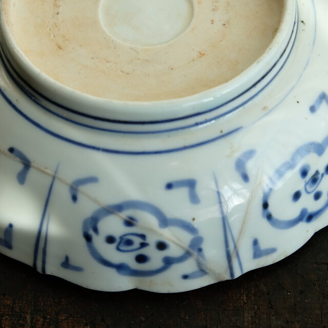 ジャンク品】線描きで素敵◇花唐草と蝶々。伊万里 染付膾皿 antiques