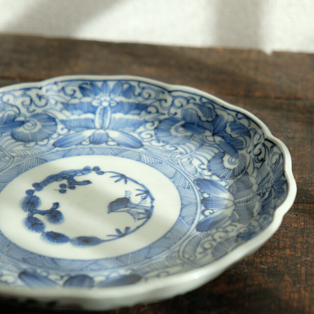 線描きで素敵◇太明成化年製 伊万里 花文染付線描き七寸中皿 骨董