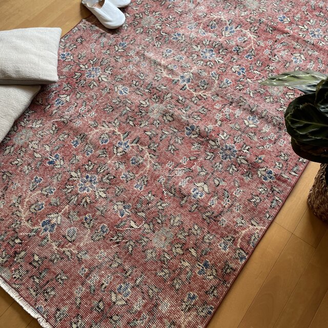 シャビーな朱赤のサークルフラワーラグ ヴィンテージトルコラグ No.727