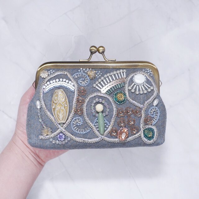 ビーズ刺繍のがま口ポーチ マチ付き ブルーグレー | iichi 日々の