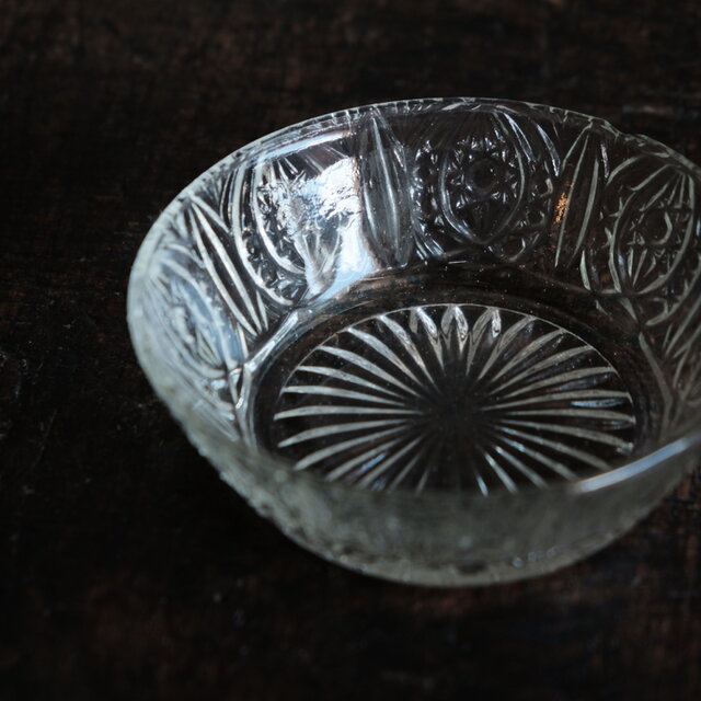 アイスクリームを乗せたくる◇プレスガラス小鉢 ウランガラス 古民家