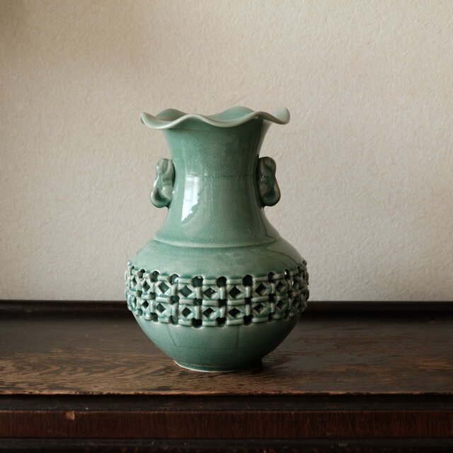 透かし彫りが素敵◇韓国産 青磁花瓶 高麗青磁 花器 動物 コリアン