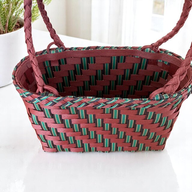 レッドとグリーンが鮮やかに映えるクラフトバンド製ショルダーバッグ