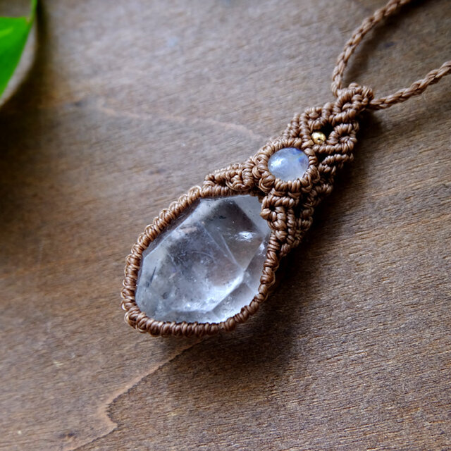 両剣水晶原石・レインボームーンストーン（インド産）マクラメ編み