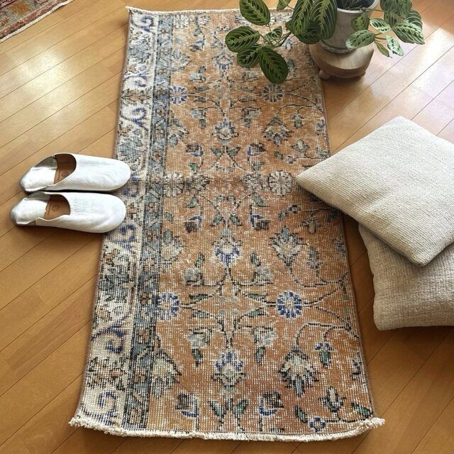 56×120ペールオレンジ 青い花 ボタニカル トルコヴィンテージラグ