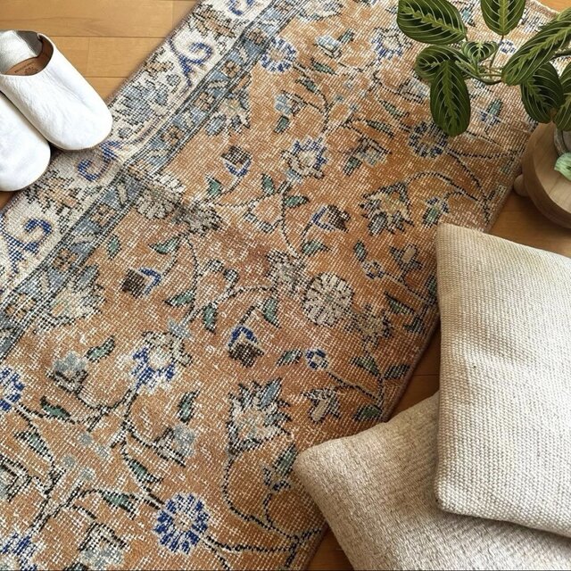 56×120ペールオレンジ 青い花 ボタニカル トルコヴィンテージラグ