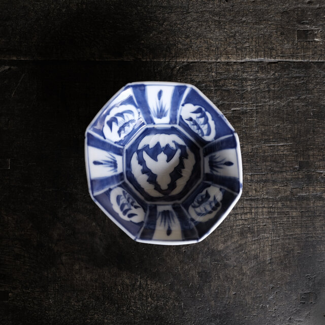 見込みは陽刻◇竹と雀。伊万里 鳥文染付八角鉢 骨董・antiques 丁寧な