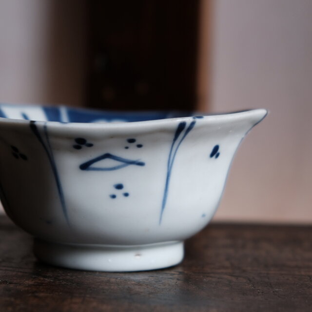 見込みは陽刻◇竹と雀。伊万里 鳥文染付八角鉢 骨董・antiques 丁寧な