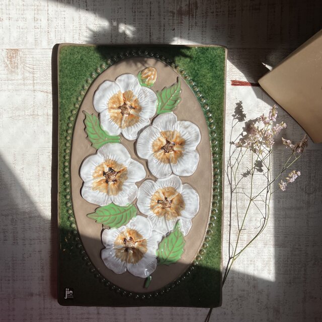 北欧＊白い花の陶板／壁飾り／ジィガントフタ／Jie Gantofta | iichi