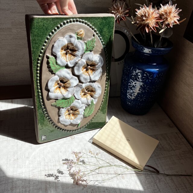 北欧＊白い花の陶板／壁飾り／ジィガントフタ／Jie Gantofta | iichi