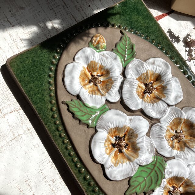 北欧＊白い花の陶板／壁飾り／ジィガントフタ／Jie Gantofta | iichi