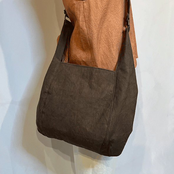 柿渋染め帆布ショルダーバッグ24062 | iichi 日々の暮らしを心地よく