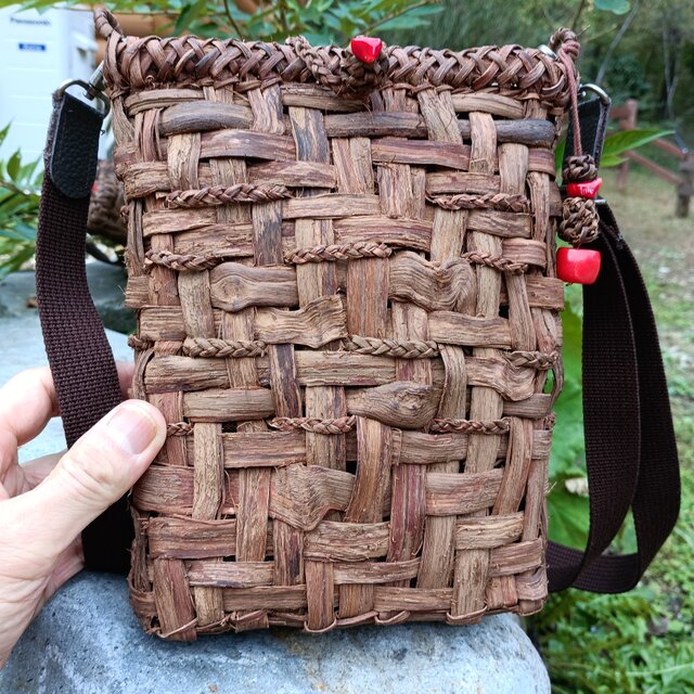 貴重な山葡萄の蔓で編んだショルダーバッグ(ポシェット)/山珊瑚の