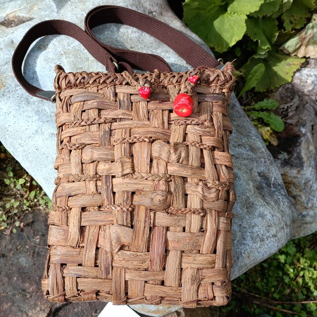 貴重な山葡萄の蔓で編んだショルダーバッグ(ポシェット)/山珊瑚の