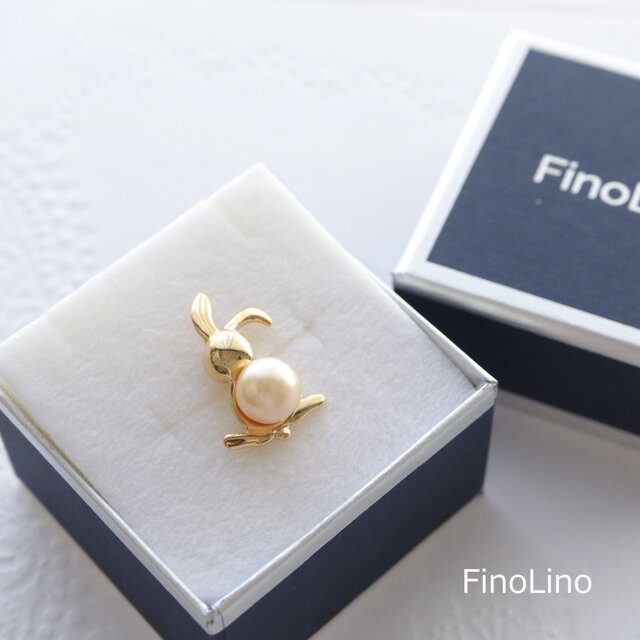 ほっこりクリームイエロー南洋白蝶パールのうさぎミニブローチ | iichi