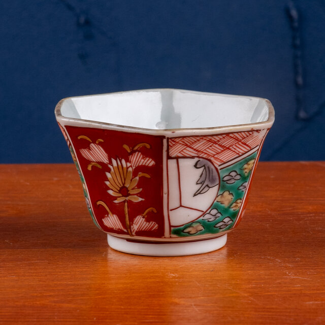 伊万里焼 赤絵唐華文 六角向付 E889 | iichi 日々の暮らしを心地よく