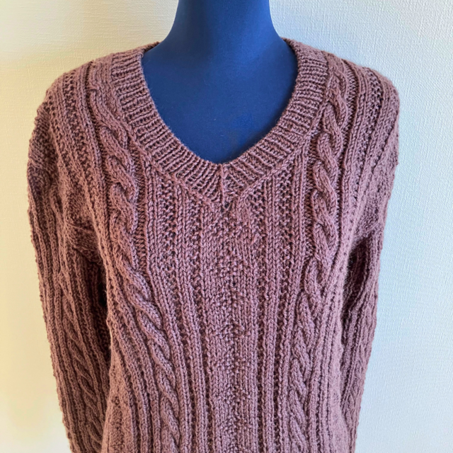 ブラウンのVネックセーター | iichi 日々の暮らしを心地よくする