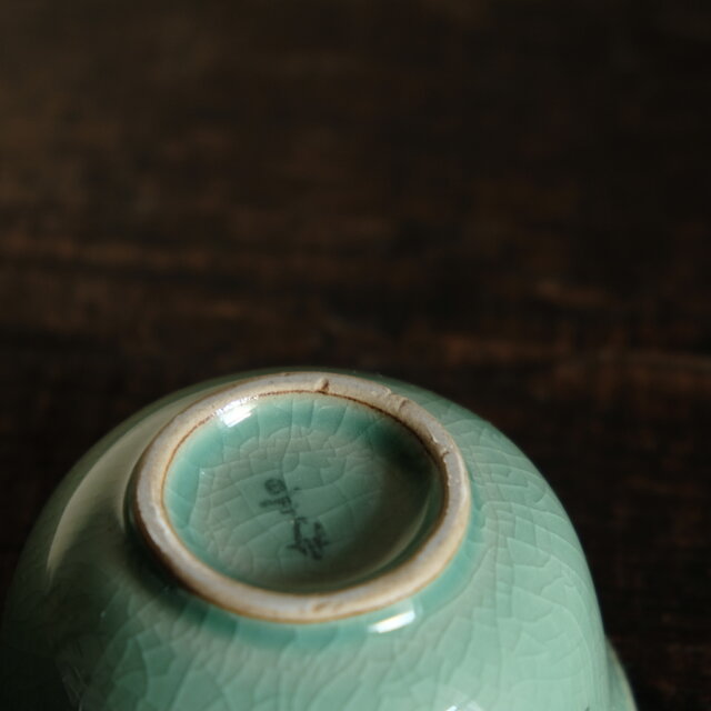 美しい貫入◇青磁で素敵。雲鶴文韓国産高麗青磁湯呑み 茶器 暮らしに